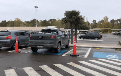 Has this ever happened to you? Arriving to a parking lot on a public building or recreation area only to find that the parking spaces reserved for persons with disabilities or reduced mobility are occupied by vehicles that do not actually require it. Surely yes.
