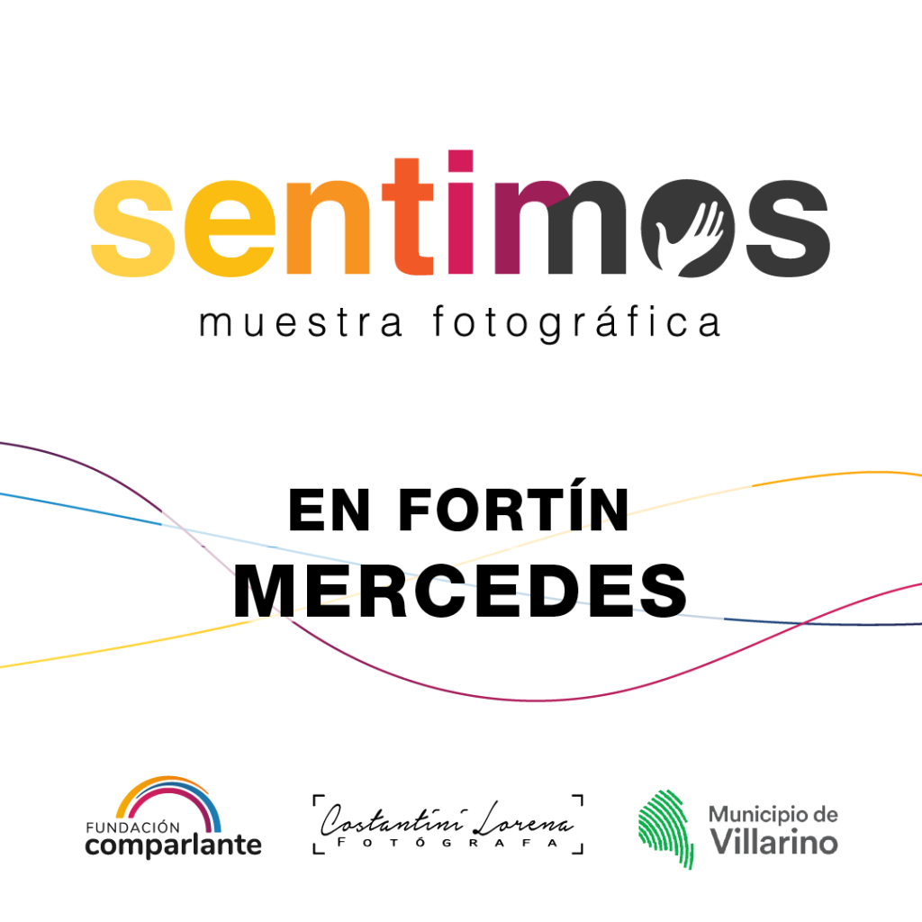 Placa de invitación al evento, en ella se inscribe el texto: Sentimos Muestra fotográfica. En Fortín Mercedes. Debajo se ubican los logotipos de Fundación Comparlante, Costantini Lorena Fotógrafa y Municipio de Villarino.