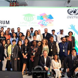 Costado derecho de una fotografía en el escenario del Unctad donde se encuentran todos los y las jóvenes que participaron del foro.