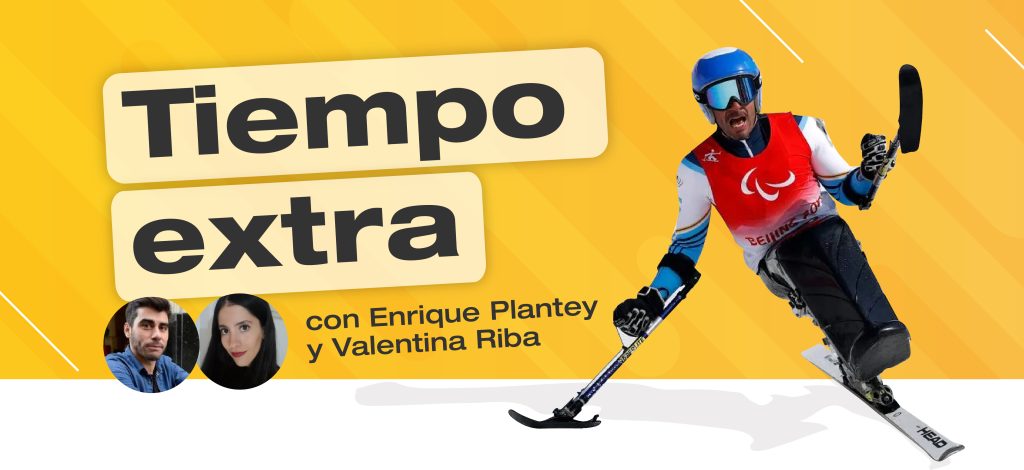 Banner con el título "Tiempo Extra". A la derecha del título, hay una foto de un esquiador paralímpico, vistiendo un equipo con detalles en rojo. En la parte inferior del banner, hay dos fotografías en miniatura de los invitados Enrique Plantey y Valentina Riba.