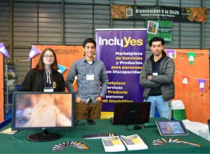 Pablo Ojeda, y el equipo de Accesibilidad Web, en un stand de presentación de IncluYes en Puerto Montt, Chile.